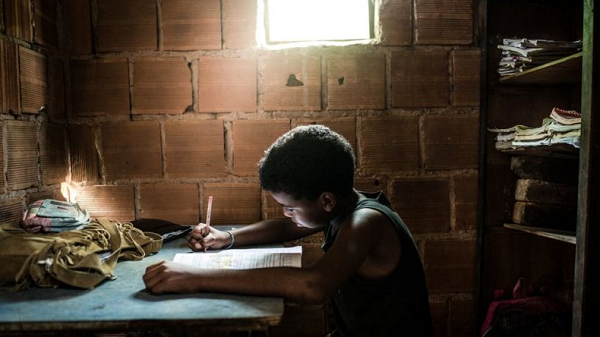 Bolsa Família, salário mínimo e maior acesso à educação levaram à redução da pobreza no Brasil até 2014 (Foto: Igor Alecsander | Getty Images)