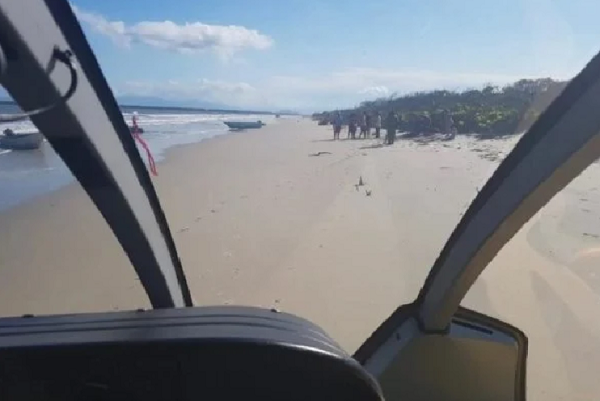 Barco virou e cinco pessoas caíram no mar nas proximidades de Superagui, em Guaraqueçaba, Litoral do Paraná (Foto: Reprodução)