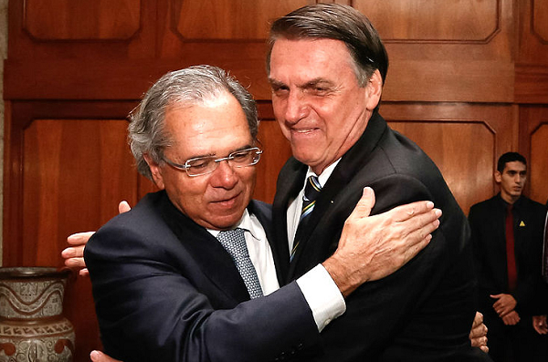 Governo Bolsonaro libera mais recursos para pagamento de dívida a bancos, com aval de Paulo Guedes, que para combater as mortes pela Covid-19 (Foto: Isac Nóbrega/PR)