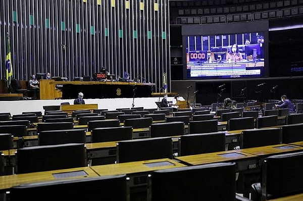 Deputados aprovaram o texto-base de projeto para empresas comprarem vacina contra covid-19 sem o aval da Agência Nacional de Vigilância Sanitária (Anvisa) para imunizar seus funcionários (Foto: Reprodução)