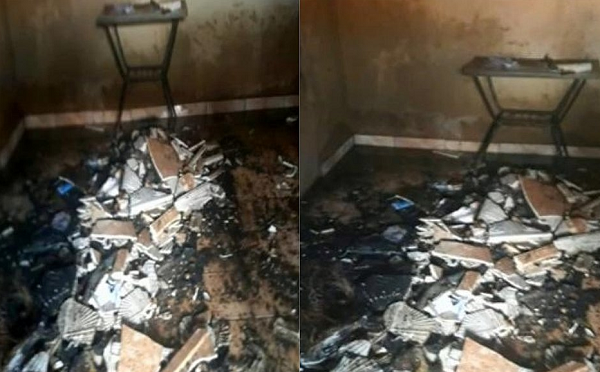 Sala da residência, com vários móveis, foi destruída pelas chamas (Foto: Reprodução)