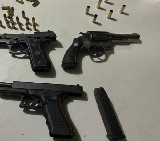Com eles foram apreendidos duas pistolas calibres 9mm e 380, uma delas fabricada na Áustria, um revólver calibre 38, carregadores e munições (Foto: Divulgação | SSP)