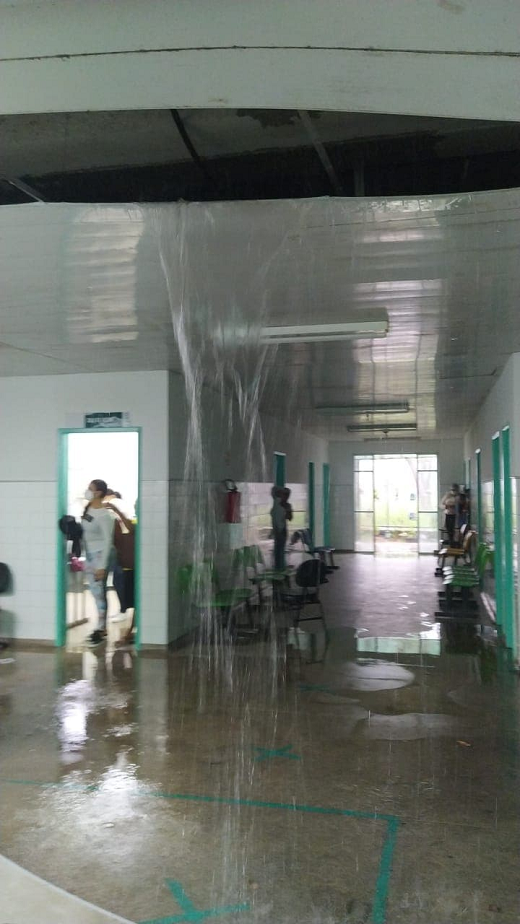 Água escorrendo pelo teto como se nem houvesse telhado (Foto: Cedida | Leitor)