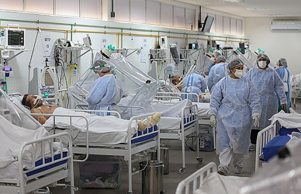 Houve ainda um salto expressivo no número de pacientes graves com necessidade de ventilação mecânica e que não apresentam nenhuma comorbidade (Foto: Michael Dantas | AFP)