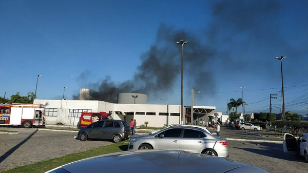 O Hospital Doutor Nestor Piva, em Aracaju, foi atingido por um incêndio (Foto: Reprodução)