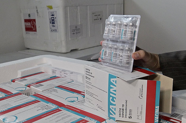 Recomendação ocorre após uma investigação do Ministério da Saúde sobre a morte de uma grávida no Rio de Janeiro, após ter sido imunizada com a vacina Astrazeneca (Foto: Divulgação/GovBA)