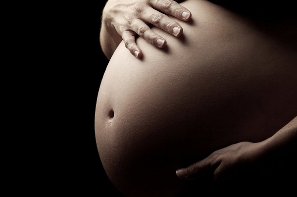 Empregada gestante deverá permanecer afastada de atividades de trabalho presencial, sem redução no salário (Foto: Reprodução)