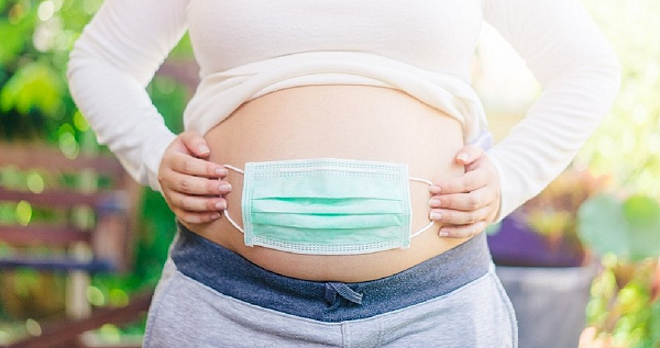 A ginecologista e obstetra Melania Amorim, professora da Universidade Federal de Campina Grande (UFCG) e integrante da Rede Feminista de Médicas e Ginecologistas, alerta para o altíssimo risco de morte por covid-19 em grávidas no Brasil (Foto: Reprodução)