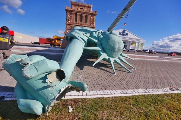 Réplica da Estátua da Liberdade, adotada por Luciano Hang como um dos símbolos da sua rede de lojas, foi derrubada por uma ventania (Foto: Lauro Alves/Agencia RBS)