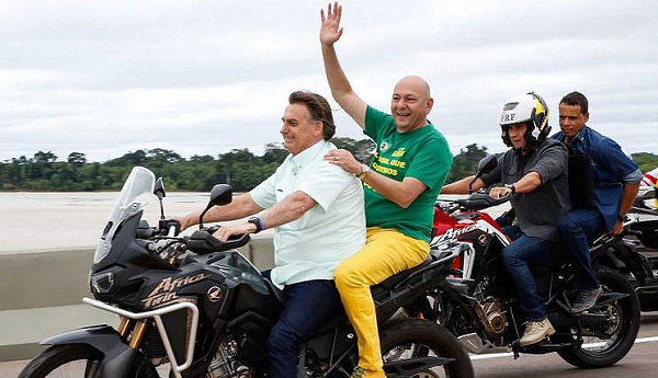 Presidente Jair Bolsonaro e Luciano Hang, empresário e dono das lojas Havan, ambos sem capacete (Foto: Reprodução | Redes Sociais)