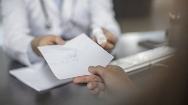 Relatos de pessoas pedindo a seus médicos particulares atestados para comprovar comorbidades que não existem vêm se multiplicando nas redes sociais (Foto: Getty Images)