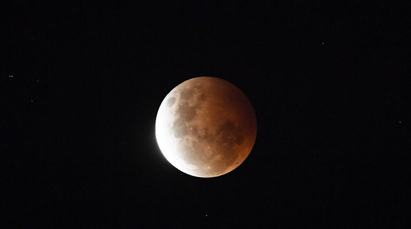 Eclipse parcial já pode ser observado na Austrália (Foto: Saeed KHAN/AFP)