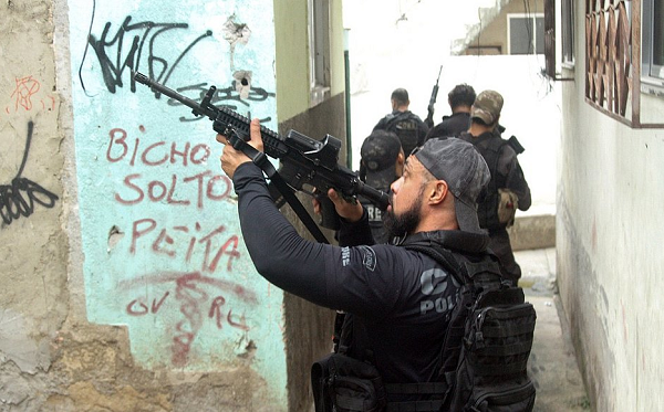 Na mais letal operação policial da história do Rio de Janeiro, ofensiva no Jacarezinho terminou com 28 morto (Foto: José Lucena/Thenews2/Estadão Conteúdo)