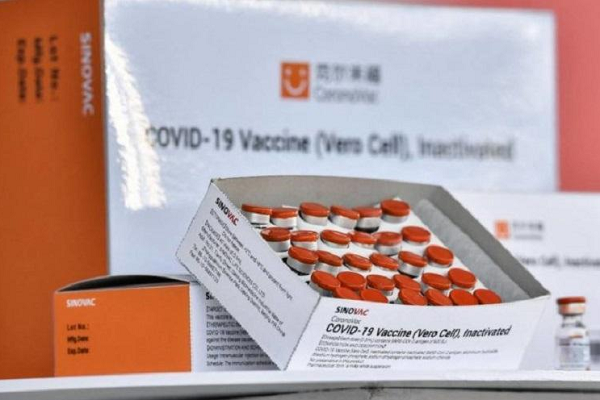 O Instituto aguarda a liberação pelo governo chinês de um lote com 10 mil litros de Insumo Farmacêutico Ativo (IFA) para retomar a produção (Foto: Reprodução)
