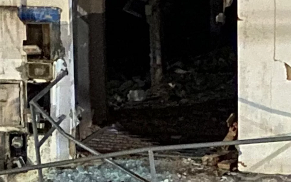 Área interna da unidade ficou parcialmente destruída (Foto: Reprodução/Redes sociais)