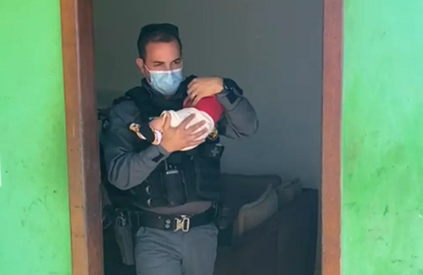 Bebê de 2 meses foi resgatado depois de ser abandonado em uma boca de fumo (Foto: Reprodução)