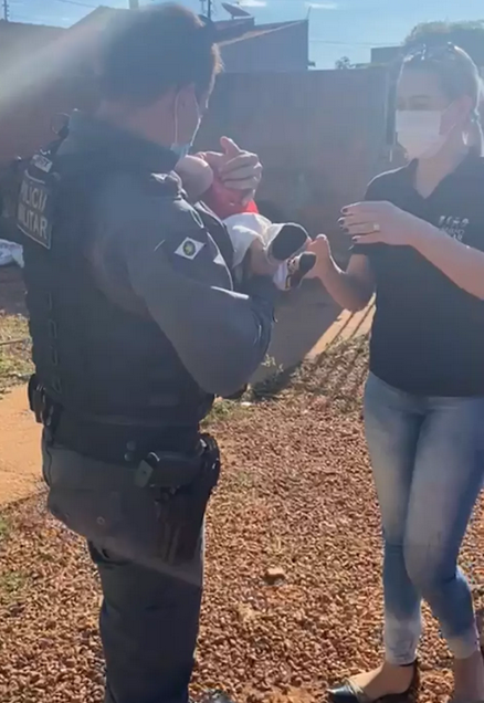 Bebê resgatado foi entregue ao Conselho Tutelar (Foto: Reprodução) 