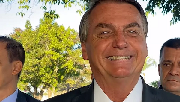 Jair Bolsonaro em conversa com apoiadores (Foto: Reprodução)