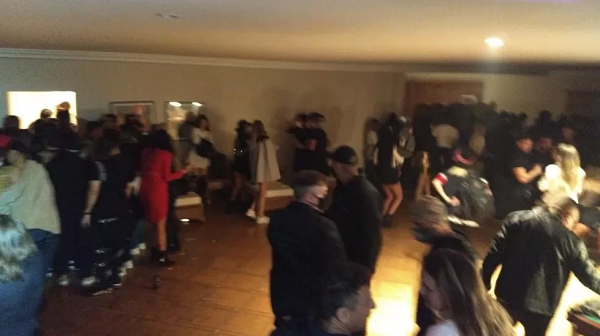 Polícia encerra festa clandestina com 300 pessoas em casa de luxo em Campos do Jordão (Foto: Divulgação/Polícia Civil)