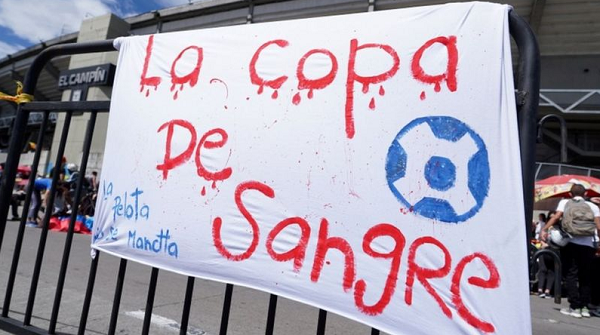 Cartaz em frente a estádio El Campin, em Bogotá, protesta contra plano de realização do evento na Colômbia: 'La copa de sangre' ('A copa de sangue') (Foto: Reuters/Nathalia Angarita)