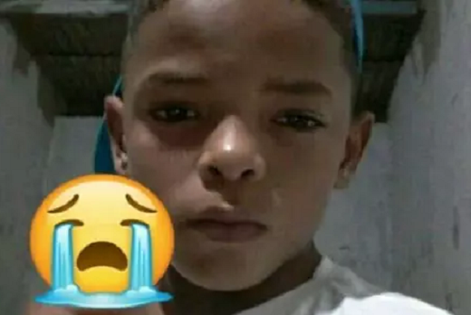 Criança brincava na porta de casa quando foi atingido em uma suposta troca de tiros entre policiais e bandidos (Foto: Reprodução)