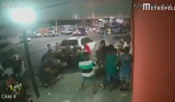 A cena foi tão violenta que parte do teto do local desabou (Foto: Reprodução)
