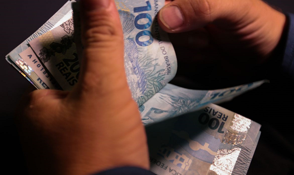 Abono salarial do PIS/Pasep e o FGTS são dois benefícios de direito de todos os trabalhadores que atuam de carteira assinada (Foto: Reprodução)