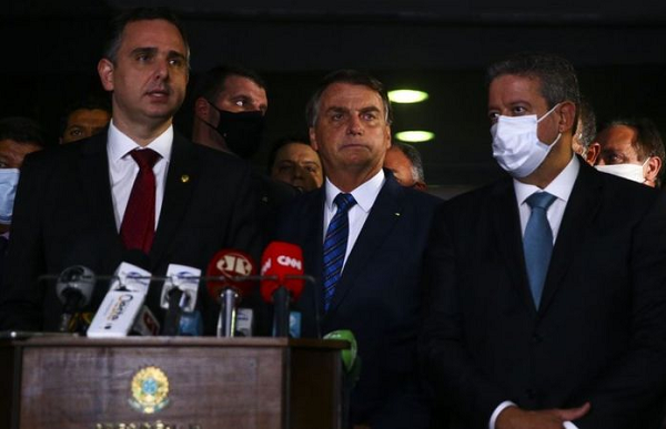 Em fevereiro, o presidente Jair Bolsonaro entregou pessoalmente ao Congresso a MP de privatização da Eletrobras (Foto: Marcelo Camargo/Agência Brasil)