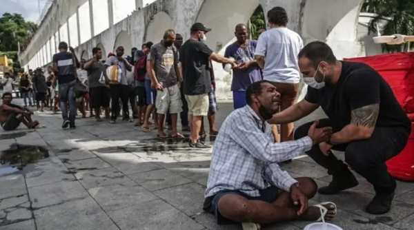 A fome, que crescia no Brasil na última década, acabou se agravando na pandemia (Foto: EPA)