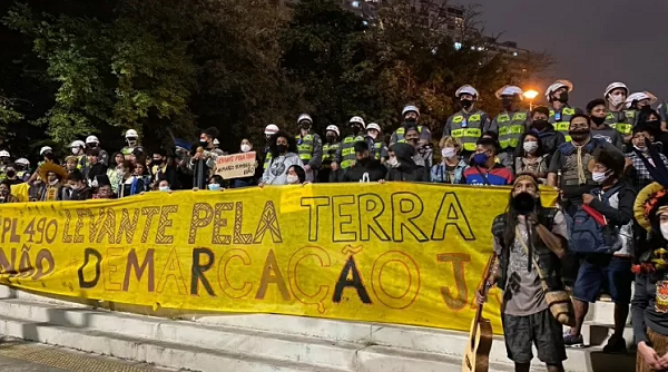 Indígenas discursam perto de PMs em ato contra Bolsonaro em São Paulo (Foto: Amanda Rossi/UOL)