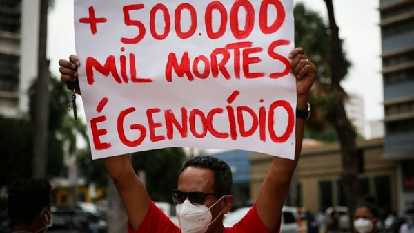 Manifestante em protesto contra presidente Jair Bolsonaro em Cuiabá, 19 de junho de 2021 (Foto: EPA/Raul Martinez)