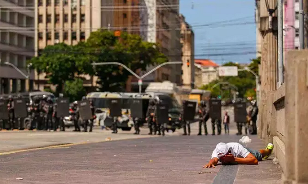 Repressão da PM a protesto pacífico no Recife com balas de borracha e gás lacrimogêneo (foto: Hugo Muniz/Mídoa Ninja)