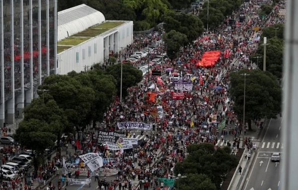 Marco de 500 mil mortos só é superado pelos Estados Unidos; dado foi destaque em jornais do mundo inteiro (Foto: Reuters)