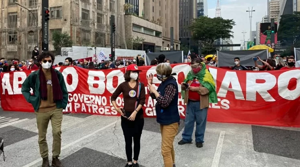 Protesto de manifestantes contra o governo Bolsonaro começou na avenida Paulista, em São Paulo (Foto: UOL)