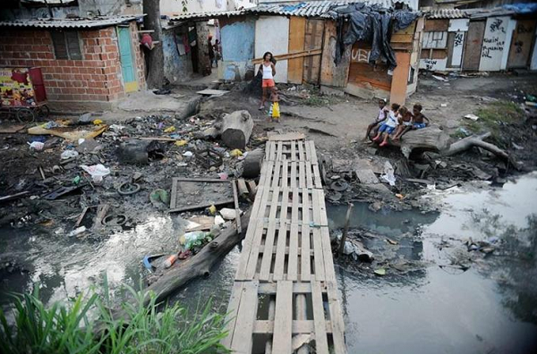 A chegada da crise sanitária do coronavírus pesou mais fortemente sobre aqueles que já eram deixados para trás, ampliando as desigualdades ao longo de 2020 e 2021 (Foto: Reprodução)