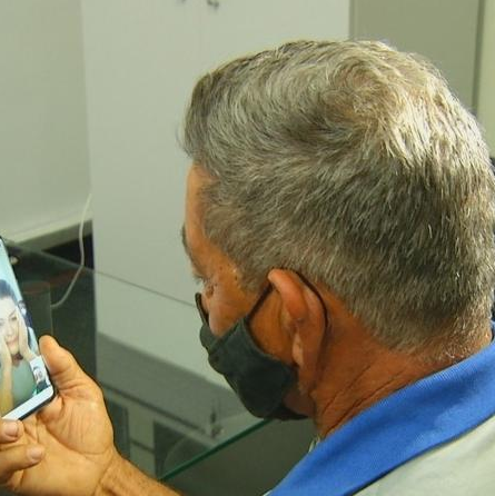 Por videochamada, pai e filha se reencontraram depois de 30 anos graças ao banco de DNA da polícia (Foto: Reprodução/TV Anhanguera)