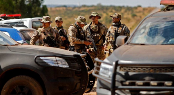 Os envolvidos estão sendo ouvidos e serão autuados por porte ilegal de armas e facilitação de fuga (Foto: Sergio Lima/AFP)