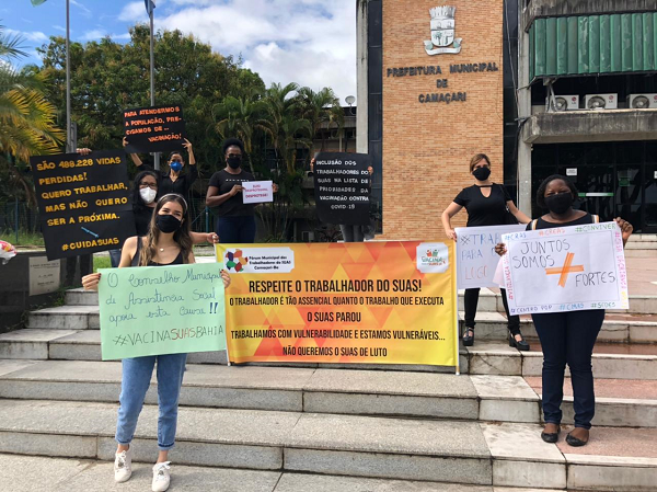 Grupo de servidoras se reuniu em protesto para pedir sensibilidade do governo municipal e apoio para incluir a classe nas prioridades (Foto: Reprodução)