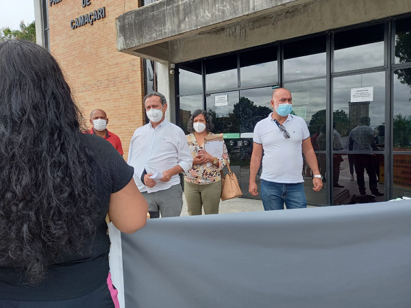 Secretário de Saúde Elias Natan durante a manifestação que ocorreu em frente a prefeitura (Foto: Reprodução)