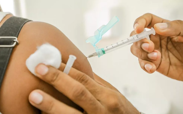 Aplicação da primeira dose continuará apenas para gestantes e puérperas com ou sem comorbidades (Foto: Reprodução)