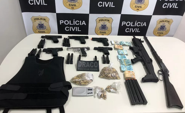 Com eles, foram apreendidos uma submetralhadora, cinco pistolas, uma carabina, munições e R$ 41,2 mil (Foto: Divulgação/Polícia Civil)