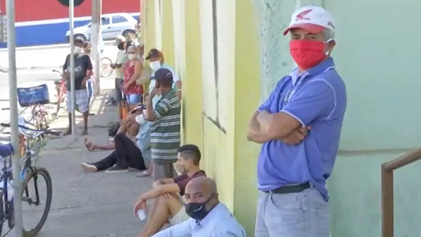  Dezenas de famílias que estavam no local contaram que estão passando por dificuldades financeiras (Foto: TV Centro América)