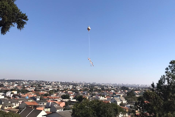 Balão foi estampado com a imagem popularmente atribuída ao rosto de Jesus (Foto: Marcia santos/SESP)