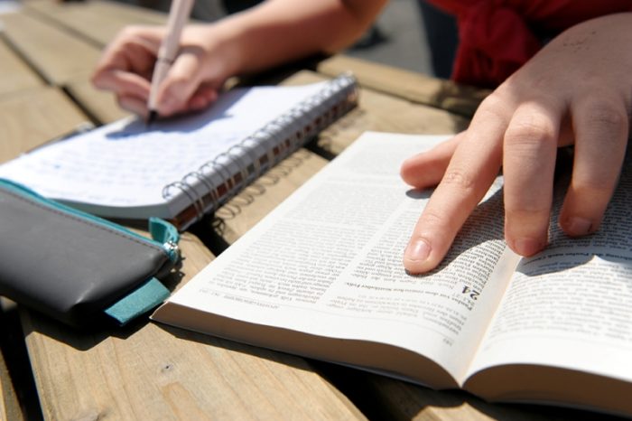'(...) Porque tudo o que dantes foi escrito, para nosso ensino foi escrito, para que pela paciência e consolação das Escrituras tenhamos esperança'. (Romanos 15:4) - Ilustração Google