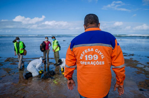A retirada começou no último dia 30 de junho, quando moradores denunciaram o aparecimento do material no local (Foto: Reprodução)