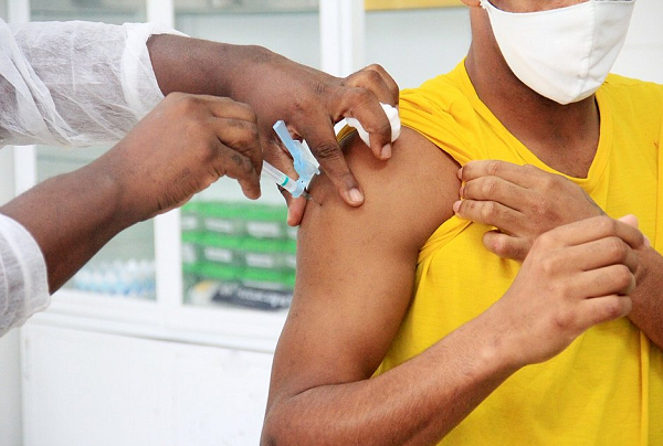 As doses administradas foram da Janssen, aplicadas em jovens entre 18 e 21 anos da Case Irmã Dulce (Foto: Divulgação/Jalmiro Neto/Fundac)
