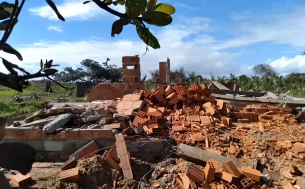 Imóveis foram derrubados em conjunto residencial e moradores reclamam de arbitrariedade da prefeitura de Camaçari (Foto: Reprodução/TV Bahia)