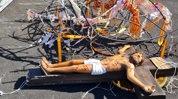 Balão carregava uma estátua que supostamente significava o Cristo crucificado (Foto: Reprodução)