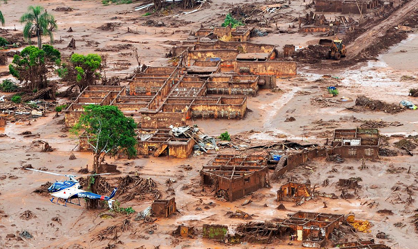 Tragédia causada pelo rompimento da barragem da Samarco, em Mariana (MG), destruiu parte da cidade em 2015 (Foto: Reprodução)