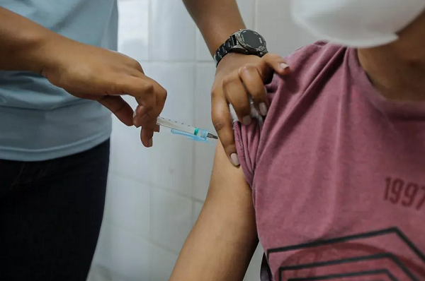 O principal motivo para a morosidade é a falta de doses suficientes para a maioria da população (Foto: Reprodução)